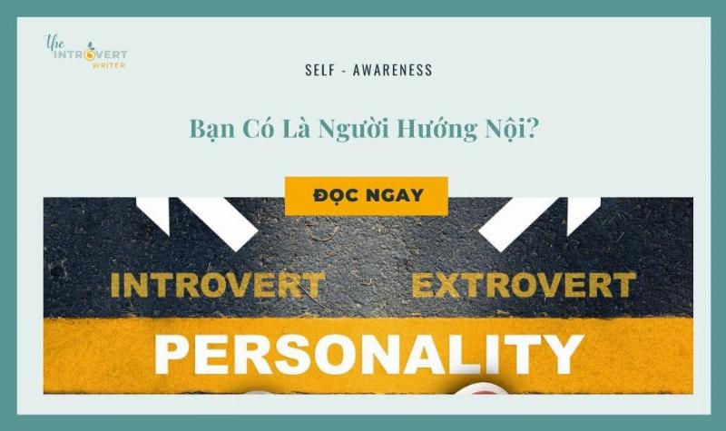Một người đang ngồi đọc sách thơ về gia đình trong một không gian yên bình, thể hiện sự tập trung và cảm xúc khi đọc